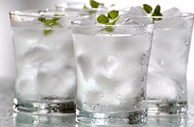Cụ thể, khi nhiệt độ cơ thể tăng hơn 98,6 độ F (tương đương 37 độ C), cơ thể sẽ đổ mồ hôi để cân bằng nhiệt độ bên trong. Lúc này, uống nước ở 41 độ F (tương đương 5 độ C) sẽ giúp ngăn chặn nguy cơ mất nước. Trong trường hợp này, nếu không sẵn nước lạnh thì bạn có thể lựa chọn nước ấm thay vì không uống gì.