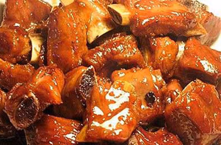 Sườn xốt me. Sườn xốt me có vị chua ngọt, vị giòn dụm, đậm đà cực dễ đưa cơm. Không chỉ vậy, nước xốt từ món ăn còn có thể tận dụng để chấm bánh mỳ cũng mang lại cảm giác ngon tuyệt.