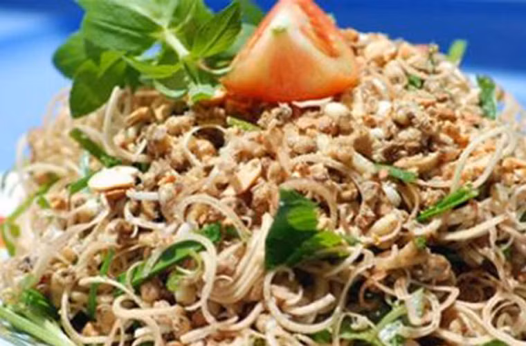 Gỏi nhộng ong. Gỏi nhộng ong còn được mệnh danh là “đệ nhất” món ngon của Cà Mau. Gỏi có vị bùi, béo ngậy, thơm ngon khó tả.