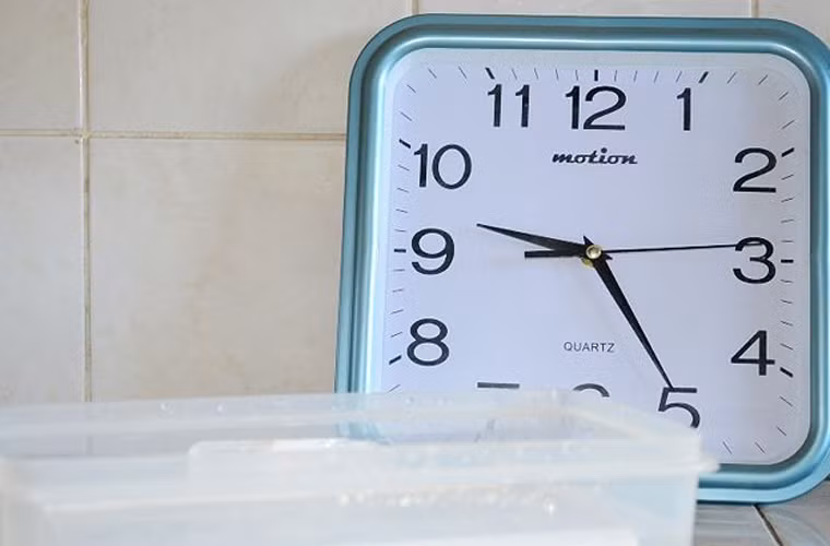 Chú ý, bạn cần phải bỏ hết đá để ngâm trong vòng 4 – 6h. Nếu không bỏ đá như, nó có thể tan chảy, làm loãng giấm, khiến hiệu quả tẩy rửa không được như mong đợi.