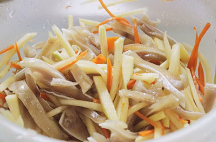 Nộm xoài xanh tai lợn. Món ăn có vị chua của xoài xanh, cay của ớt cùng với vị giòn giòn từ tai lợn, bùi của lạc, húng quế sẽ khiến các anh em thưởng thức mãi không chán.