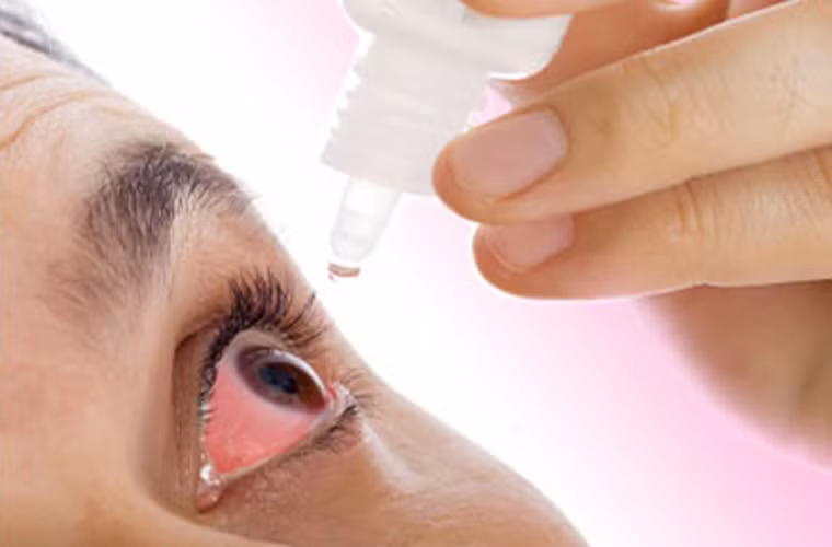 Nguy cơ đáng kể nhất khi sử dụng máy tính là sức khỏe đôi mắt. Việc tập trung cao độ vào màn hình máy tính có thể gây nhức mỏi cũng như một số vấn đề khác. Để giảm thiểu, bạn có thể áp dụng những biện pháp như.