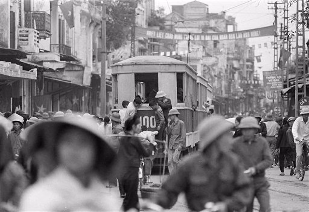 Tàu điện chạy qua khu vực chợ Đồng Xuân, 17/3/1973. Rất nhiều cư dân Hà Nội đi học, đi làm hay đi chợ hàng ngày bằng tàu điện.