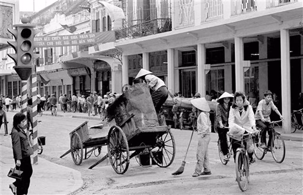 Công nhân vệ sinh làm việc ở góc phố Tràng Tiền - Đinh Tiên Hoàng, đối diện Bách hóa Tràng Tiền, 21/3/1973.