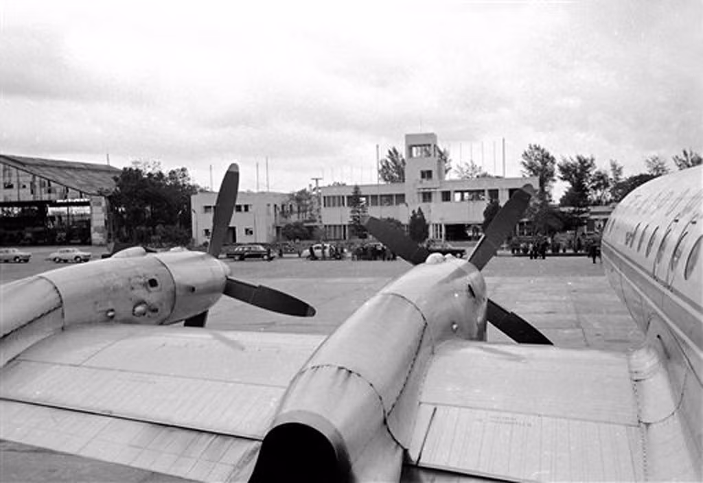Một góc sân bay Gia Lâm nhìn từ chiếc máy bay của Liên Xô, 22/3/1973. Lúc này sân bay Gia Lâm là nơi thực hiện các chuyến bay giữa Hà Nội và quốc tế, còn sân bay Nội Bài đang là một sân bay quân sự.
