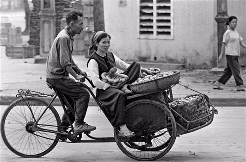 Người phụ nữ đưa nông sản ra chợ bán bằng xích lô, 4/4/1973.