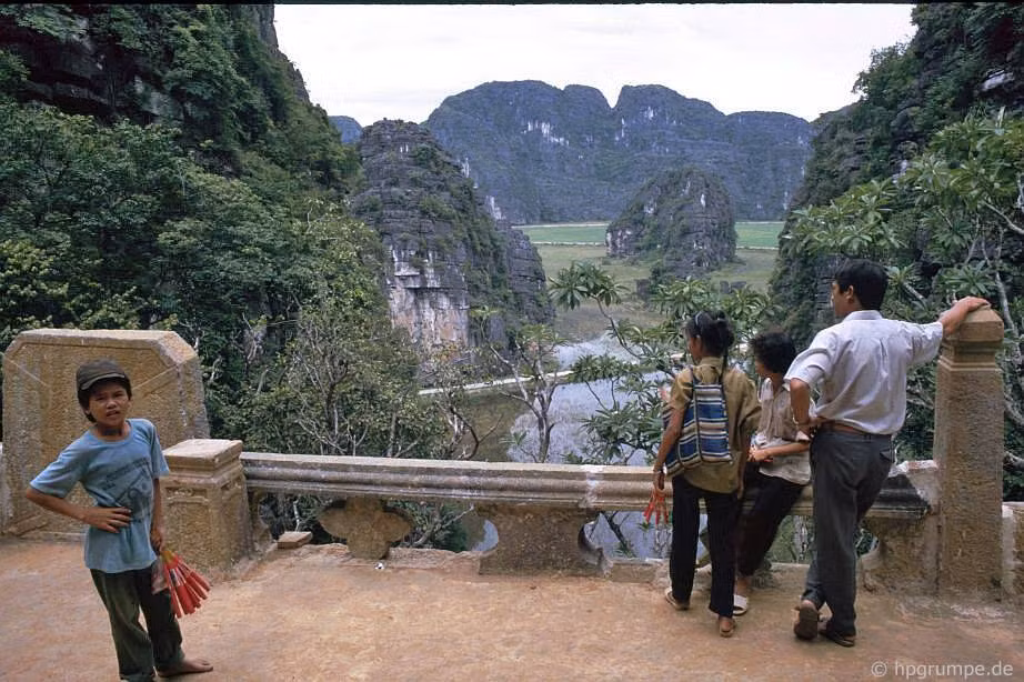 Sân chùa Bích Động với vài người bán hương và du khách địa phương.