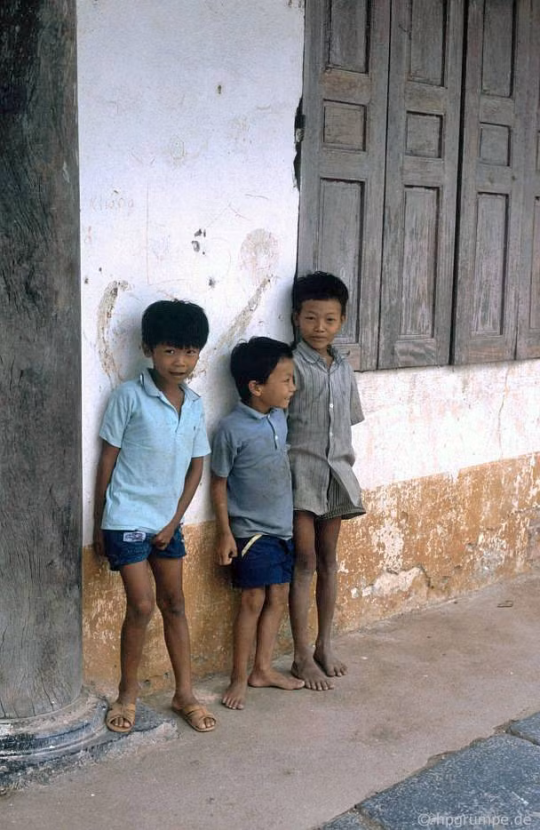 Những đứa bé bên ngoài một ngôi nhà.