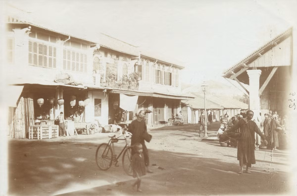 Con đường bên hông chợ cá, nay là đường Châu Văn Liêm. Đầu đường này thời thuộc địa có một khu chợ cá khá lớn.