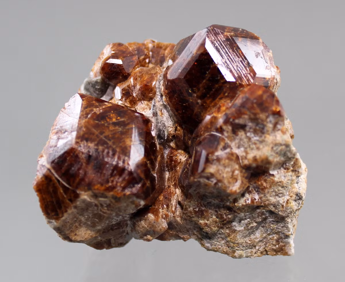 Granat grossular là một silicat của canxi và nhôm đôi khi hình thành trong đá cẩm thành. Nó có rất nhiều màu sắc khác nhau, trong đó màu đỏ là màu thường gặp.