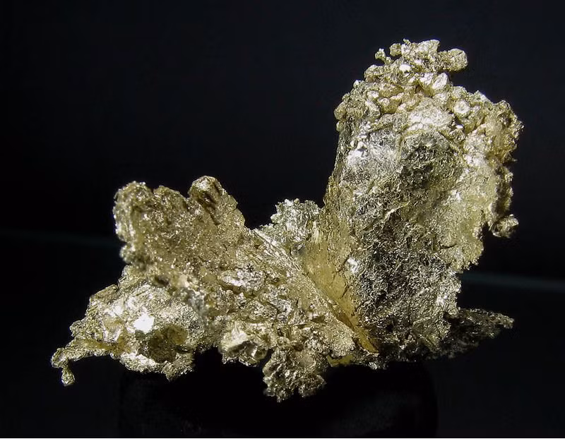 Vào thời cổ đại, con người vẫn chưa biết rằng electrum là hợp kim của vàng và bạc nên coi nó là một kim loại riêng biệt. Do sở hữu những đặc tính tốt cũng như độ thẩm mỹ cao, electrum là một kim loại có giá trị cao thời bấy giờ.