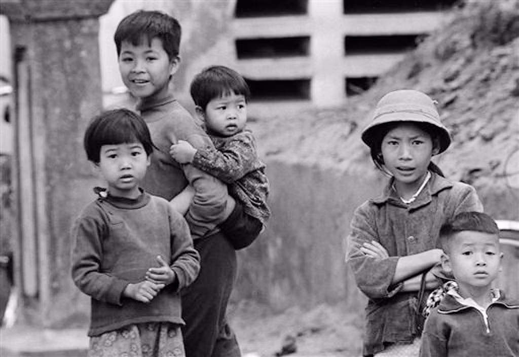 Những đứa trẻ bên bờ hồ Gươm, gần một hầm trú bom đã không còn được sử dụng, 27/3/1973.