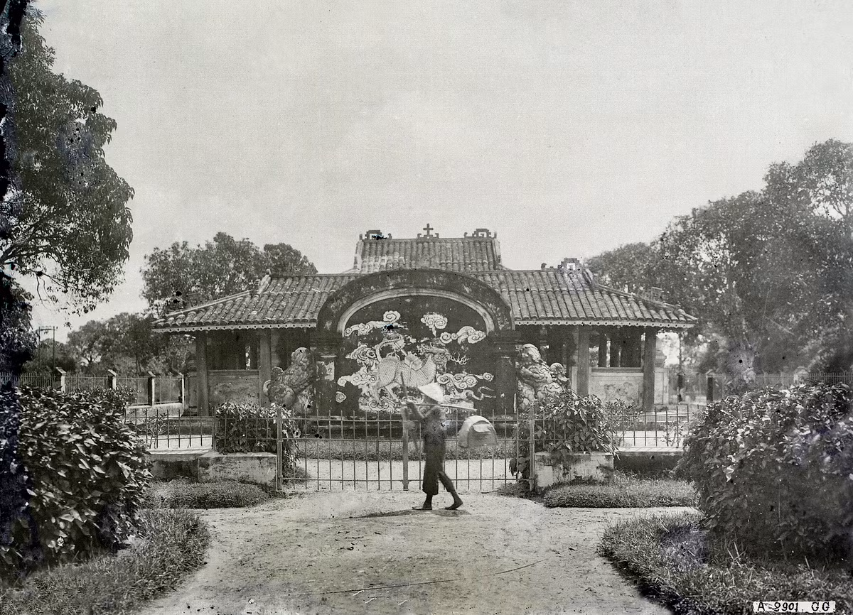 Toàn cảnh lăng Cha Cả ở Sài Gòn thập niên 1920. Đây là lăng mộ của giám mục Bá Đa Lộc, tục gọi là "Cha Cả".