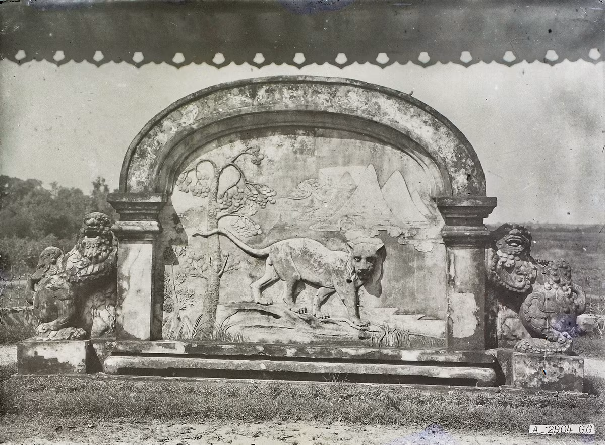 Mặt sau của bình phong. Đến năm 1983, việc cải táng hoàn tất. Di hài của Giám mục Bá Đa Lộc và các nhà truyền đạo được giao lại cho tổng lãnh sự Pháp đưa về Pháp.