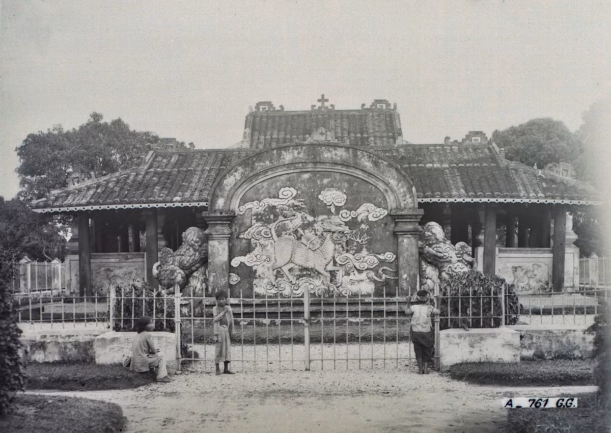 Giám mục Bá Đa Lộc (1741-1799) có tên gốc là Pierre Joseph Georges Pigneau de Behaine - là một vị giáo sĩ người Pháp được Nguyễn Ánh trọng dụng trong việc lấy lại quyền bính từ tay nhà Tây Sơn vào cuối thế kỷ 18.