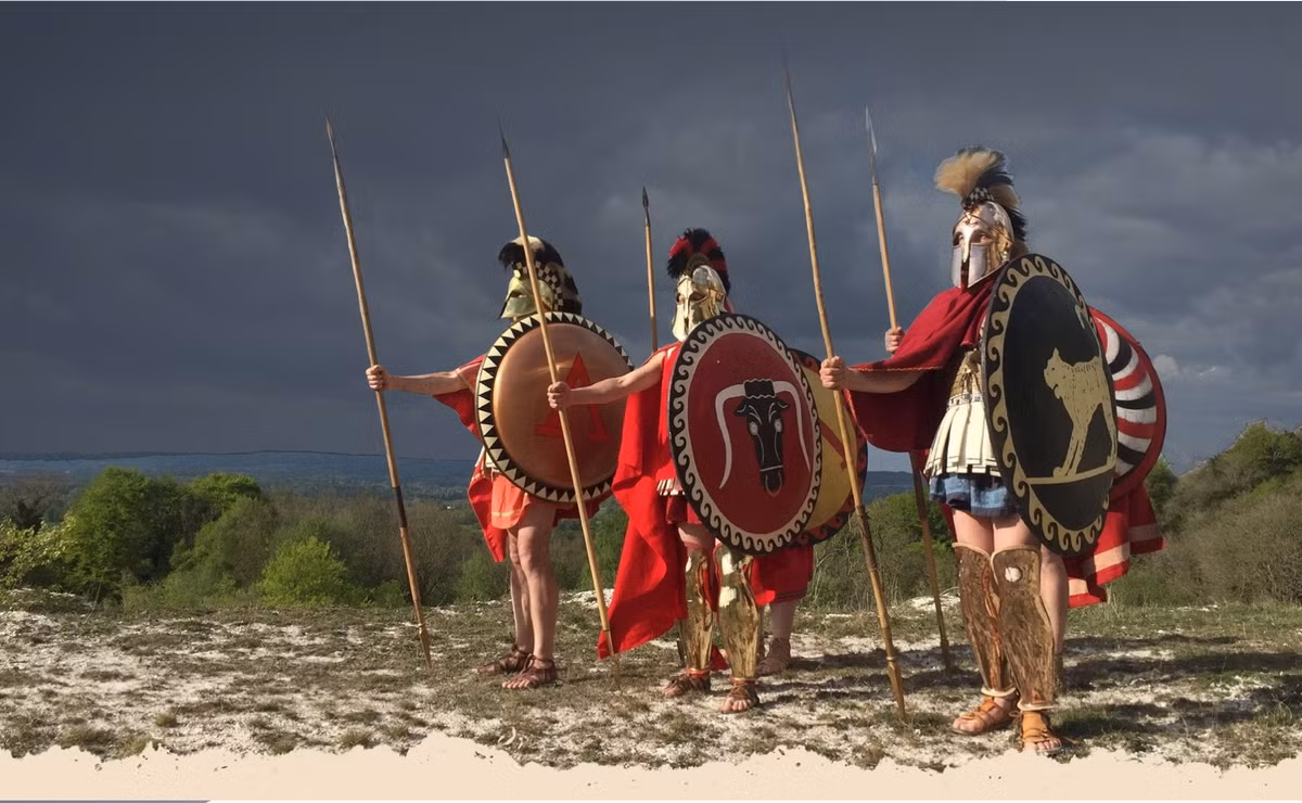 Hai binh sĩ thuộc thuộc binh đoàn Macedonia không phải là ngoại lệ. Do ở cùng lều, họ hay nói chuyện với nhau. Một hôm, trong lúc say rượu, cả hai cãi nhau về việc ai trong số họ chiến đấu giỏi hơn.