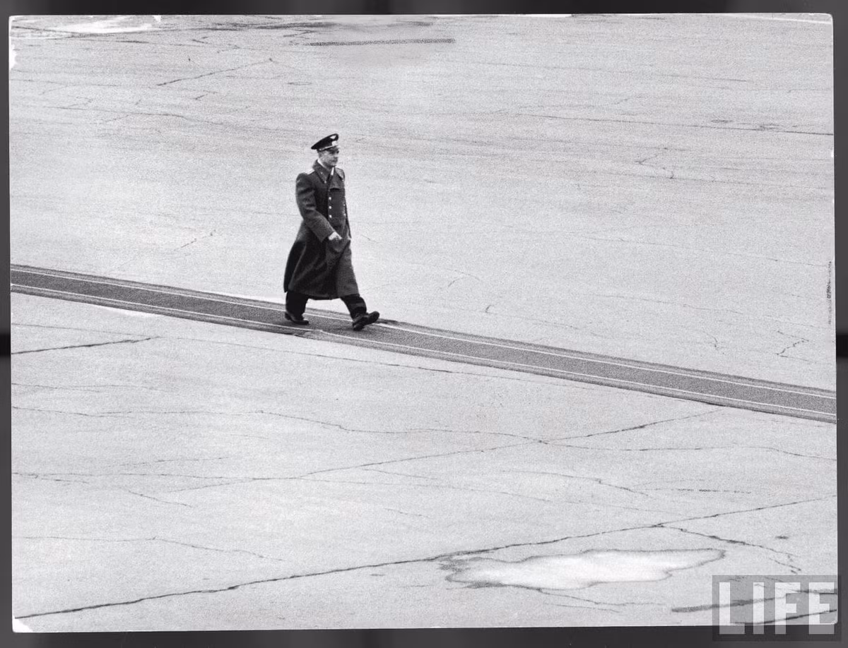 Nhà du hành Yuri Gagarin bước trên thảm đỏ trong cuộc mit-tinh mừng chuyến bay thành công, được tổ chức ở quảng trường Đỏ, thủ đô Moscow ngày 14/4/1961.
