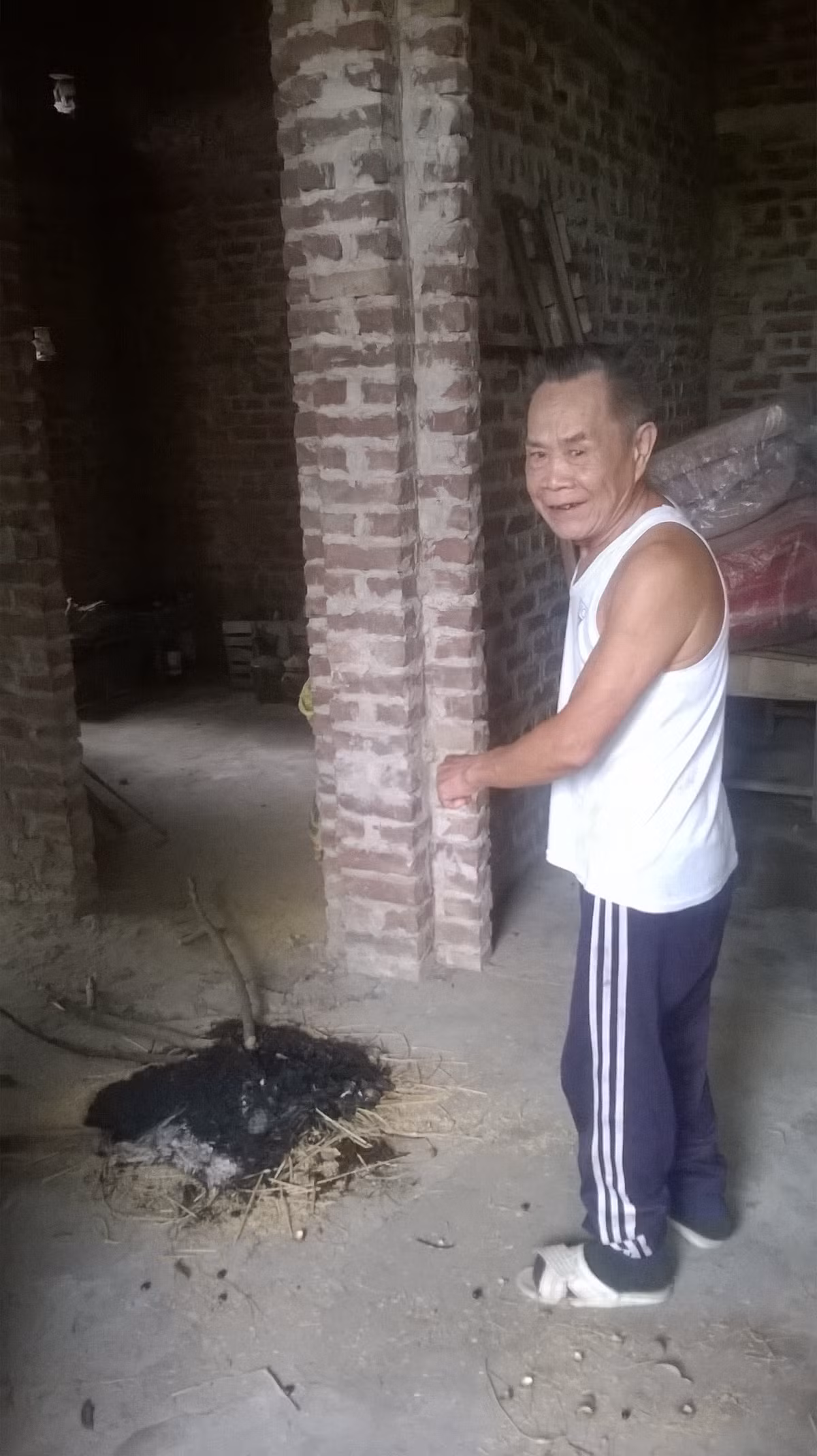Ông Hoàng Trọng Bảo và hiện trường nơi phát hiện vụ việc.