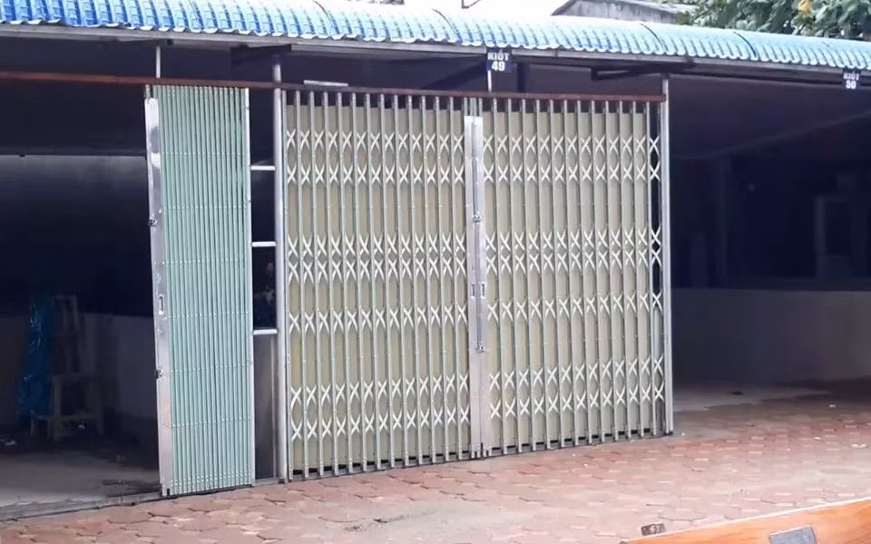 Trao đổi về mức giá từ 150 triệu đồng đến 250, 300 triệu đồng cho mỗi ki-ốt, ông Bình xác nhận có biết đến thông tin về việc đội giá mỗi ki-ốt từ 2,5 triệu lên tới hàng trăm triệu đồng. Ông Bình nói: “Giá mỗi ki-ốt này Ban quản lý quy định là 2,5 triệu đồng. Tuy nhiên, khi Ban quản lý phân cho những người dân, họ không có nhu cầu hoặc có người muốn thuê, mua lại thì giá đó là giá giao dịch của cá nhân”.