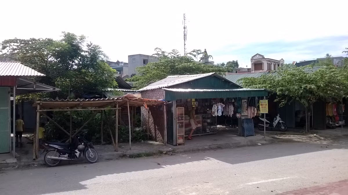 Hàng trăm tiểu thương vẫn buôn bán trong khu chợ lụp xụp ngay trước siêu thị tiền tỷ bỏ hoang, bất chấp trong điều kiện chật chội, tiềm ẩn nhiều nguy cơ cháy nổ. Những túp lều lụp xụp, ngả nghiêng, tơi tả được làm quầy hàng lại đông đúc trong khi siêu thị tiền tỷ thì hoang hóa thảm hại. Nhìn như bức tranh phản cảm của nghịch cảnh.
