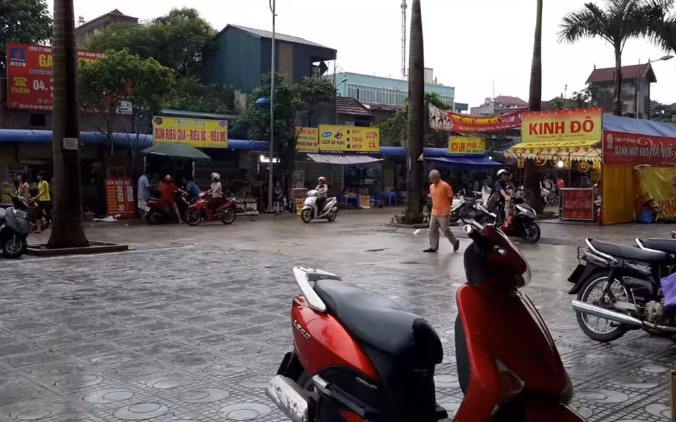 Người dân sinh sống tại đây cho biết: “Trước mặt chung cư bỗng dưng mọc lên khu chợ tạm, gây mất mỹ quan đô thị, ồn ào ảnh hưởng đến cuộc sống của hơn một nghìn hộ dân tại đây. Thậm chí, từ ngày khu chợ này mọc lên, nhiều vụ tai nạn, va quệt xảy ra trong đó có cả trường hợp là những cháu nhỏ. Hơn nữa, không biết an toàn cháy nổ ở đây có được đảm bảo không? Ban quản lý khu chợ tạm có được tập huấn và trang bị về vấn đề này không? Điều này khiến bản thân tôi luôn lo ngay ngáy”.