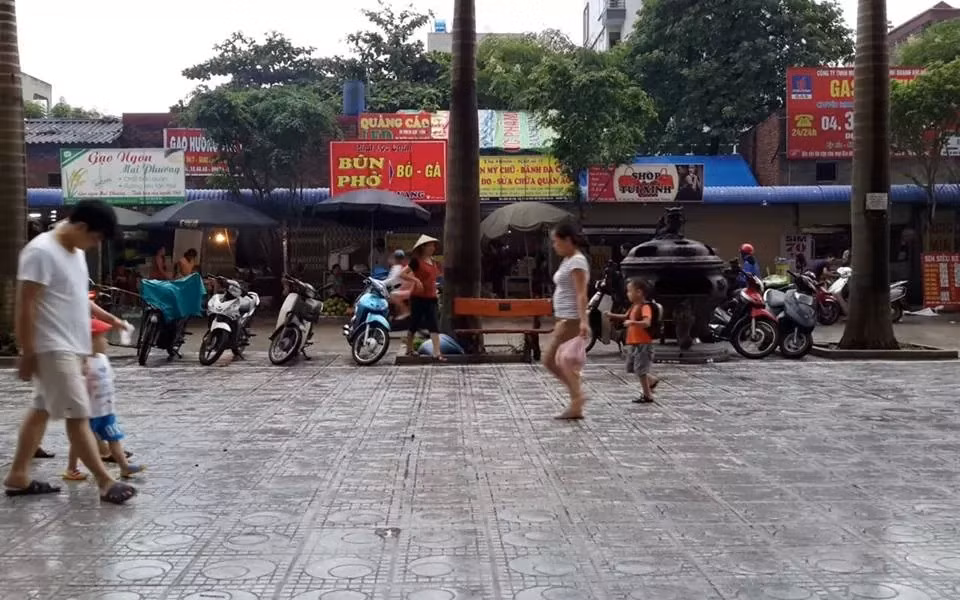 L àm một phép tính nhẩm đơn giản, thì số tiền mà Ban quản lý khu chợ tạm thu về từ việc bán những ki-ốt đã lên tới gần chục tỷ đồng. Thêm vào đó là số tiền thu về hàng tháng của những ki-ốt tại đây cũng lên tới vài trăm triệu đồng. Đó thực sự là một số tiền không nhỏ!