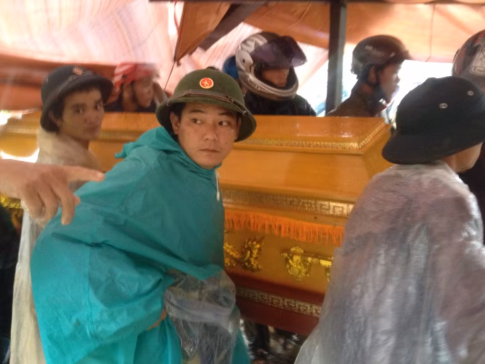 Đáng chú ý, do lũ xảy ra vào rạng sáng, lúc người dân đang ngủ nên không đề phòng. Gia đình ông Tẩn La U (SN 1978), trú tại bản Thác Tình, thị trấn Tam Đường bị lũ cuốn trôi cả nhà lúc đang ngủ. Hai người tử vong, hai người bị thương nhẹ, còn ba người vẫn mất tích theo dòng nước lũ.