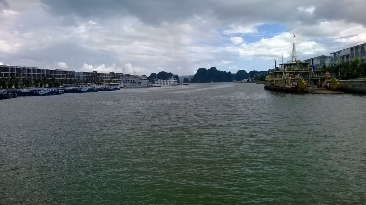 Dự án này là kết quả hợp tác đầu tư giữa Tập đoàn Tuần Châu với Ủy ban Nhân dân tỉnh Quảng Ninh với tổng số vốn đầu tư lên tới 2.500 tỉ đồng. Cảng có tổng diện tích 1.728.133m2 (bao gồm cả vùng nước neo đậu và vùng nước cửa cảng), diện tích mặt nước 661.197m2, chiều dài neo đậu 6.030m, độ sâu tối thiểu 10m và tối đa là 14m, sức chứa trên 2.000 tàu.