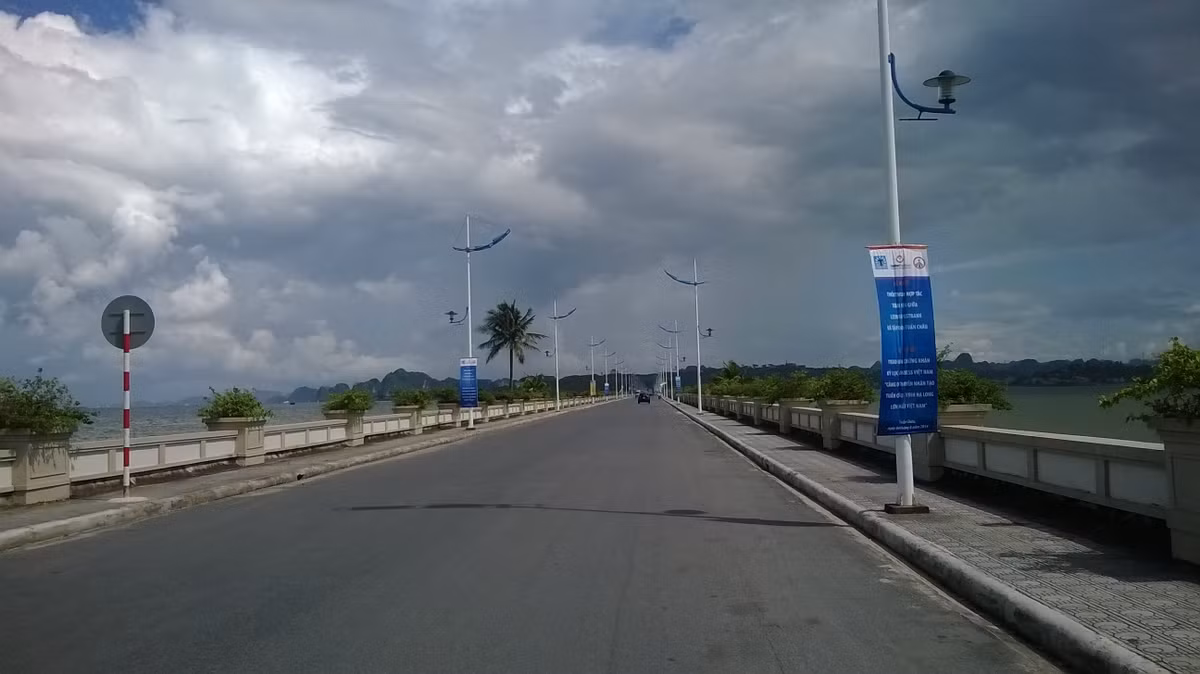 Đường nối từ QL 18 tới Cảng sạch đẹp, hiện đại.