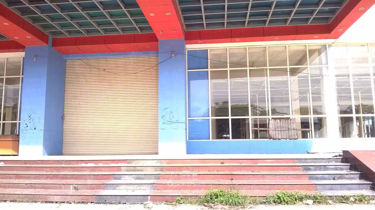 Kể từ khi khánh thành đến nay đã gần 5 năm, khu siêu thị chợ Cuối (Thị trấn Gia Lộc, Hải Dương được đầu tư gần 50 tỷ đồng lại bỏ hoang nhiều năm nay trong tình trạng nhiều hạng mục đã có dấu hiệu xuống cấp.