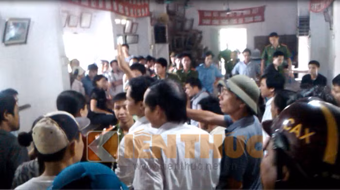 Hàng chục người dân bao vây công an huyện Yên Mỹ.