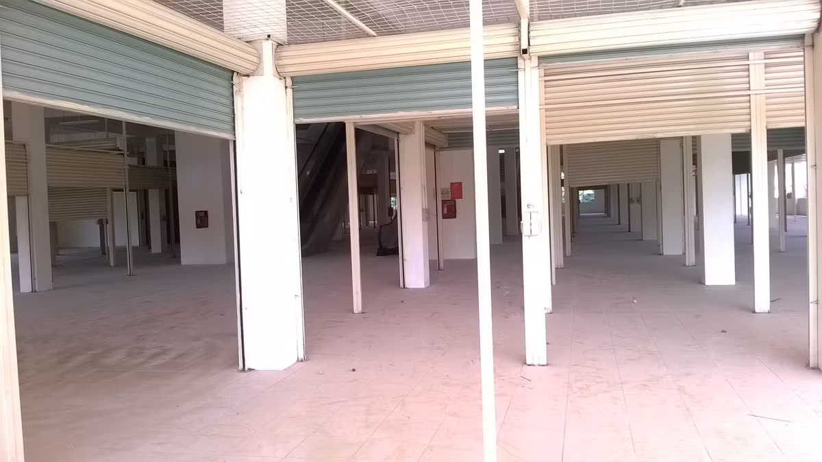 Quan sát của PV Kiến Thức, việc quy hoạch vị trí xây dựng siêu thị rất bất hợp lý. Siêu thị nằm cách xa đường giao thông liên huyện tới vài trăm mét, bất tiện cho việc đi lại của khách hàng.