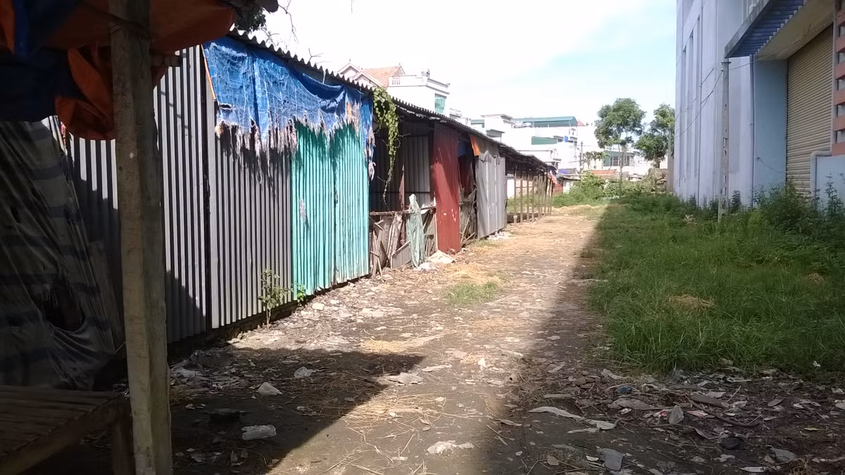 Ngay phía sau cổng phủ là những dãy nhà lụp xụp, nhếch nhác của chợ cũ.