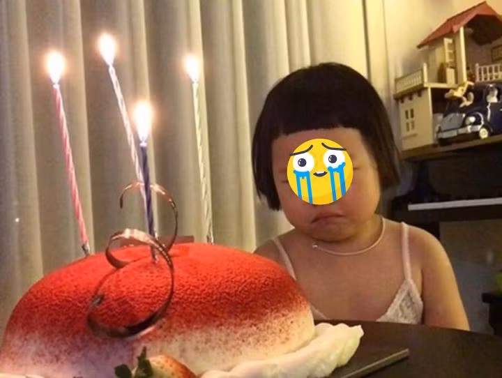 Cả năm được có một lần làm nhân vật chính bữa tiệc thì mẹ đi cắt cho mái tóc nhìn chán không cơ chứ