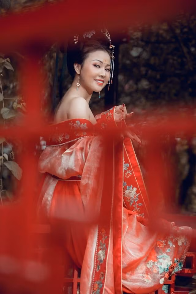 ... Lúc lại cổ trang - với Kim Xuyến, không có concept nào có thể làm khó cho cô.