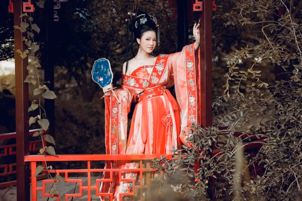 Kim Xuyến cho biết, từ lúc còn bé tới bây giờ, chị là người luôn luôn yêu cái đẹp, thích chụp ảnh bởi vậy mỗi lần loé lên ý tưởng gì là sẽ nhờ thợ ảnh rồi xách vali lên đường... săn những bức ảnh đẹp.