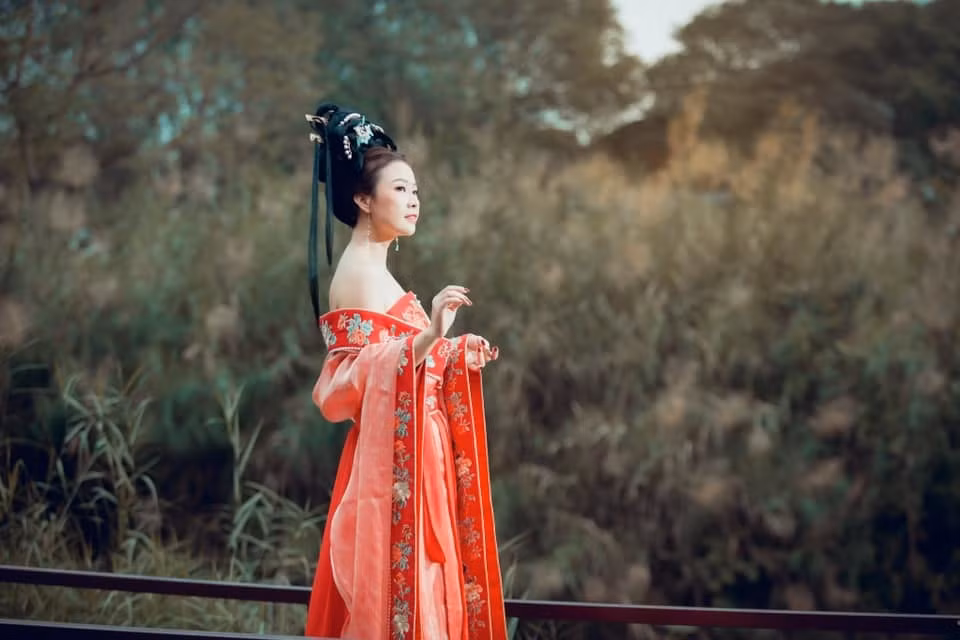 Giờ làm vợ làm mẹ rồi ước mơ ấy vẫn không thay đổi. Chính vì thế, ngày đầu năm mới, Kim Xuyến tung bộ ảnh cổ trang khoe vai trần gợi cảm.