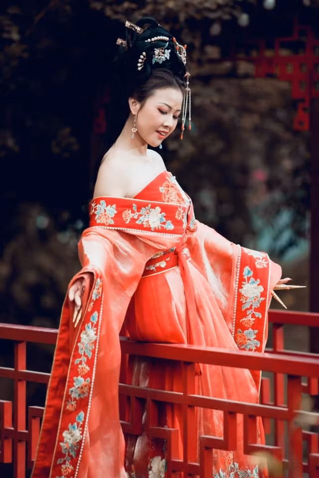 Hôm phong cách vitage, khi lại thời trang thanh lịch, lúc lại thời trang dạ hội và đôi khi vô cùng khoẻ khoắn trong trang phục áo phông và quần jeans...