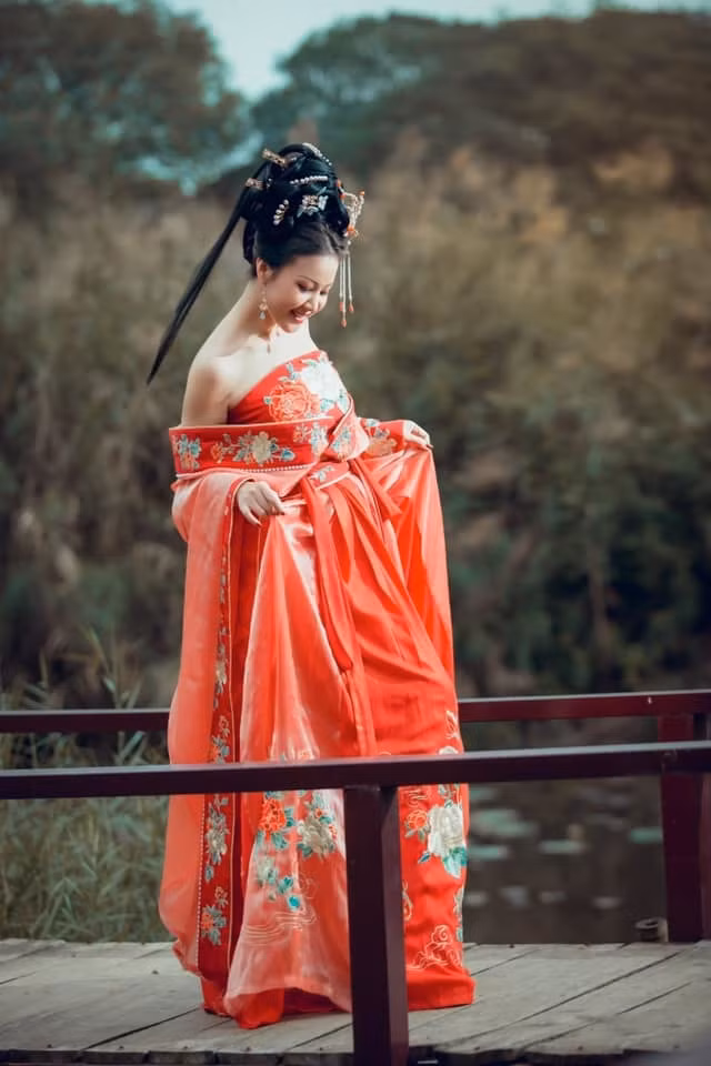 Cô cho biết, so với niềm đam mê mua váy vóc, quần áo, phụ kiện số tiền chụp ảnh rất nhỏ bé.