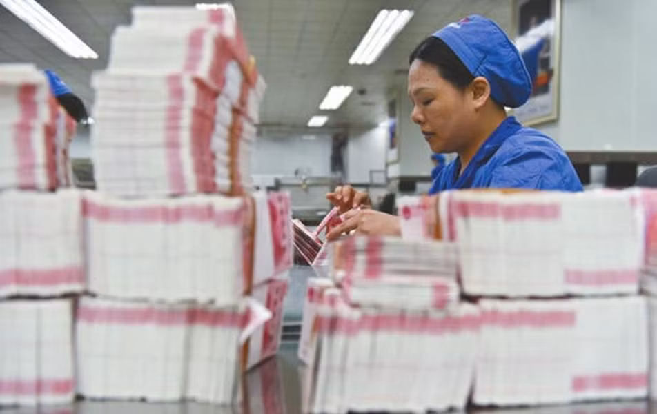 Kiểm tra tiền và niêm phong là công đoạn cuối cùng. Công nhân có trách nhiệm soi đèn kiểm định chất lượng từng tờ một. Những tờ tiền có số seri in mờ, màu sắc không đều hay mệnh giá chưa được in gọn gàng đều bị tiêu huỷ.