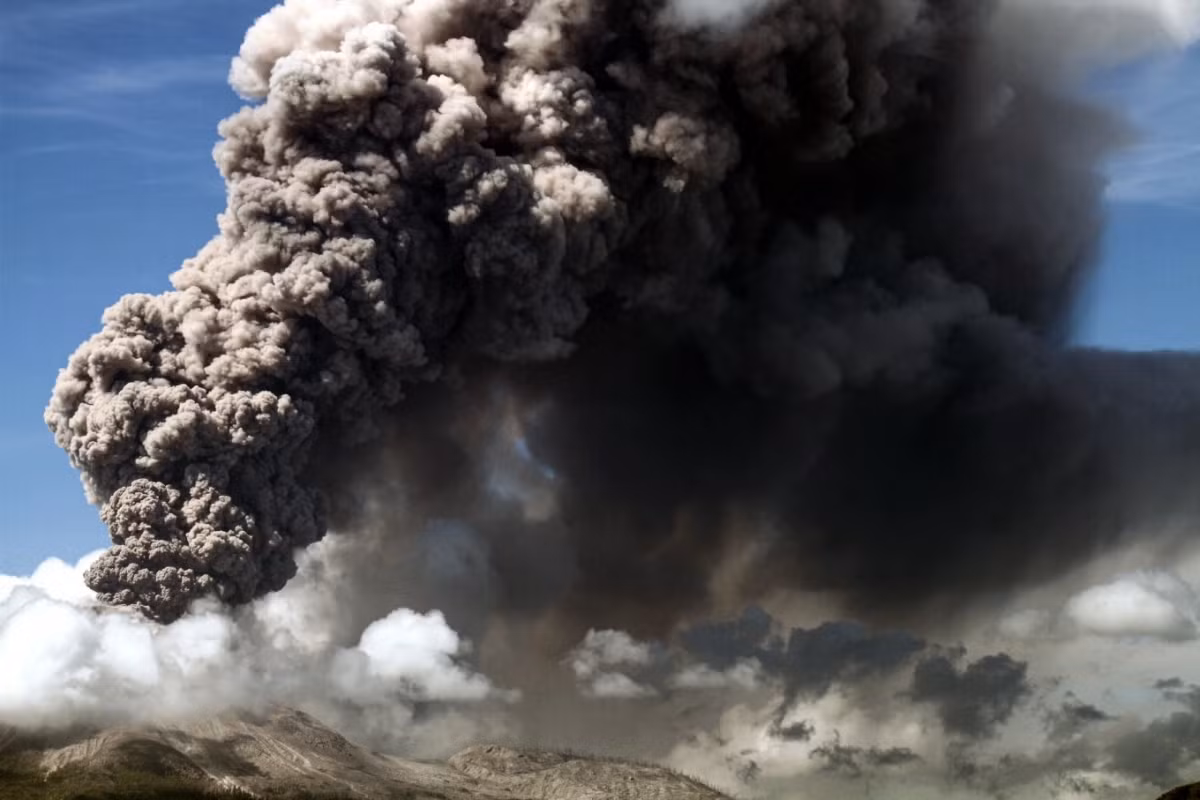Núi lửa Semeru phun trào trở lại, Indonesia cảnh báo người dân Nui lua Semeru phun trao tro lai, Indonesia canh bao nguoi dan