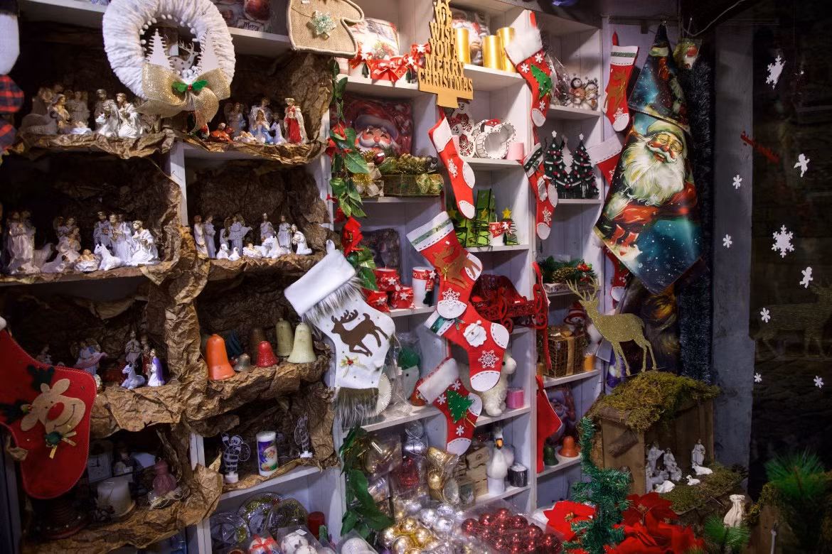 Các quán cà phê, nhà hàng, cửa hàng và nhà ở Bab Sharqi được trang hoàng với đèn và cây thông Noel.