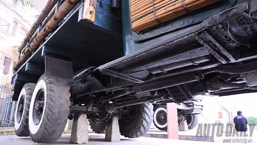 Chiếc xe tải off-road 6x6 với ba cầu chủ động.
