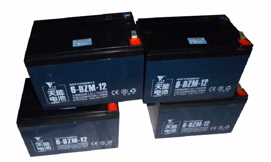 Khi được hỏi về yếu điểm của sản phẩm, anh H.(bán hàng trên đường Tôn Đức Thắng) chia sẻ: "Xe kém chất lượng thường có bình ắc quy không tốt, cấu tạo từ chì, thuộc nhóm chất thải nguy hại. Mỗi khi hỏng hóc, lượng chì và axit trong bình dễ chảy tràn ra ngoài, gây chập cháy rất nguy hiểm"