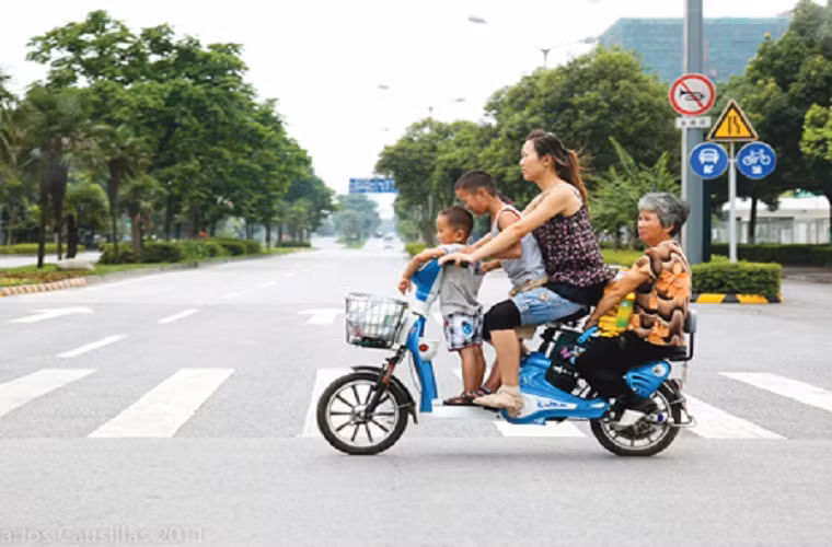 Hiện tượng chở 3-4 người với loại xe này là phổ biến. Hầu như trọng tải đều vượt mức cho phép, gây sức ép đến mô tơ, khung vành và bánh xe, giảm tuổi thọ của các thiết bị và cực kỳ nguy hiểm khi tham gia giao thông.