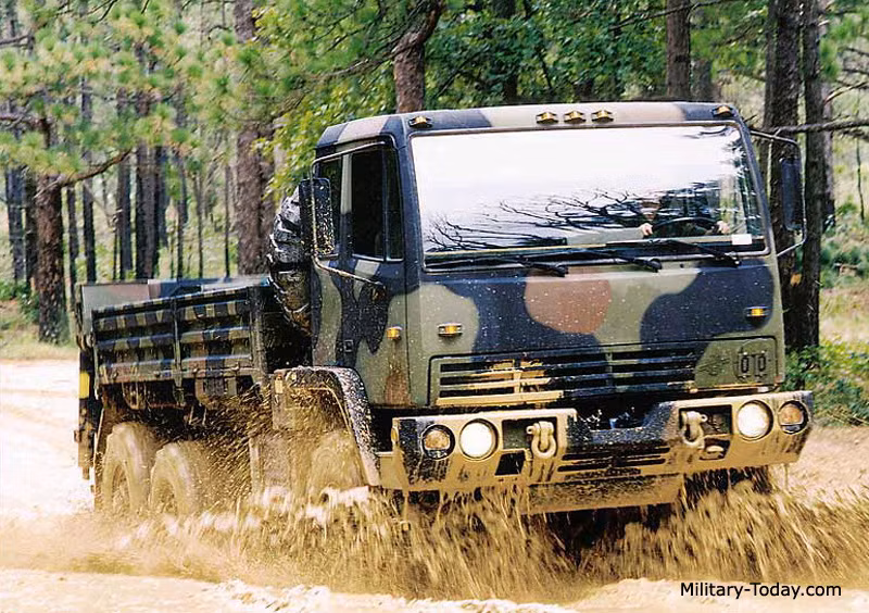 Phiên bản M1083(ảnh) cấu hình 6x6 bánh, tải trọng 4,5 tấn off-road. Xe được trang bị động cơ công suất 290 mã lực, tốc độ tối đa 89 km/h. Độ tin cậy cao, hiệu quả, chi phí thấp là những ưu điểm vượt trội của dòng xe tải đa dụng này. Ảnh: Military Today