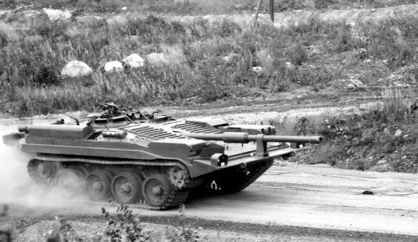 Stridsvagn 103 chưa từng được sử dụng trong chiến đấu thực tế vì thiết kế của xe vẫn chưa được chứng minh. Năm 1967, Na Uy đã tiến hành so sánh mẫu xe tăng này với Leopard-1. Khi đóng kín nắp, Stridsvagn 103 phát hiện mục tiêu nhanh hơn so với Leopard-1, kết quả ngược lại khi mở cửa sập. Ảnh: Ointres