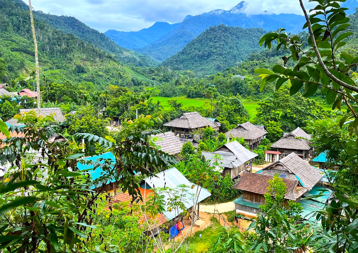 Ngôi làng Mường Đán nằm lọt thỏm trong Khu Bảo tồn thiên nhiên Pù Hoạt, cách trung tâm xã Hạnh Dịch (huyện Quế Phong, tỉnh Nghệ An) chừng 15 km. Ngôi làng này hiện có gần 200 hộ dân là người dân tộc Thái sinh sống và vẫn giữ được những nét đặc trưng, độc đáo về văn hóa của người Thái cổ.
