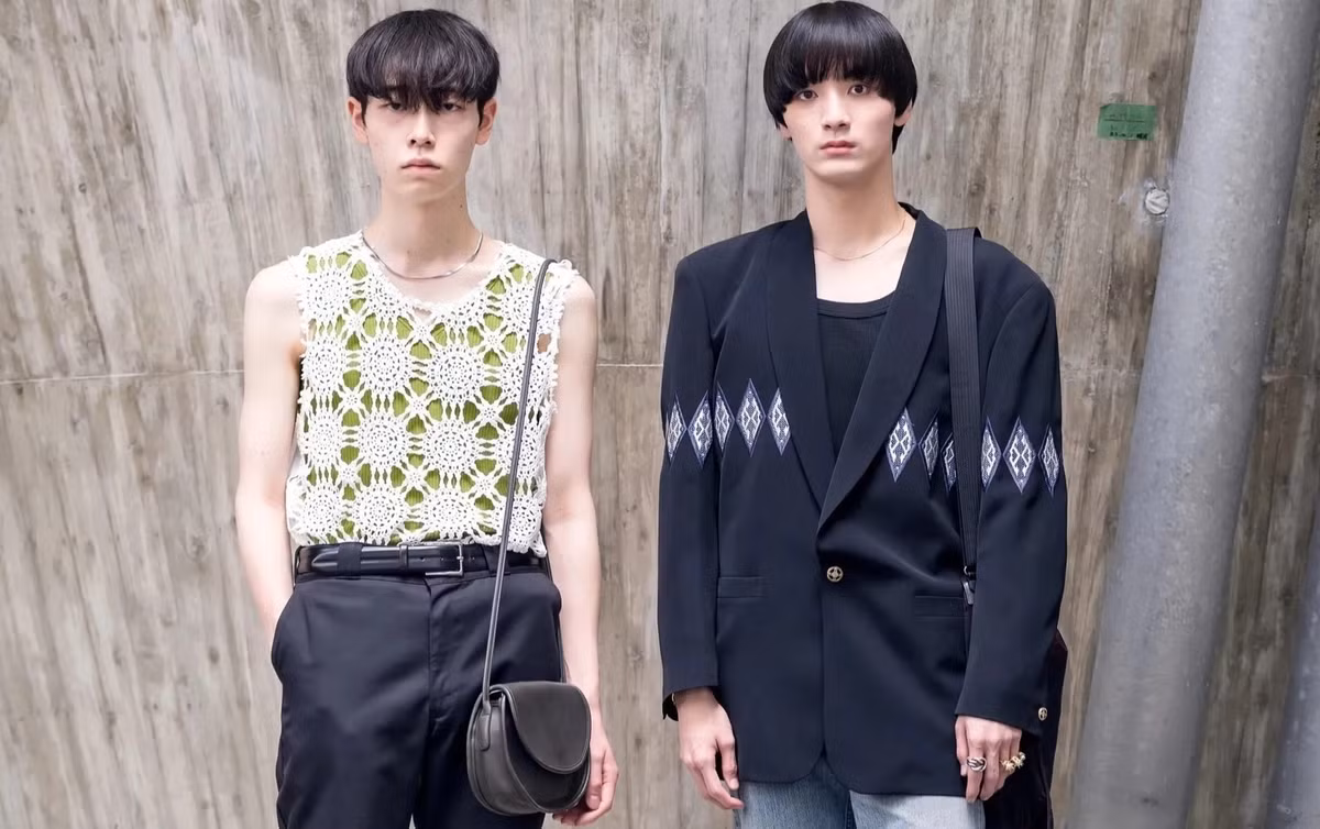 Các xu hướng đang phổ biến như blazer oversized, áo đan len... cũng xuất hiện trên đường phố Tokyo. Những trào lưu này được nam giới Nhật Bản ưa chuộng. Ảnh: Vogue.