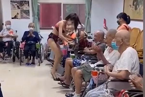 Vu cong mac noi y nhay mua truoc mat nguoi gia gay phan no